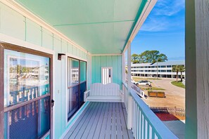 Terrace/patio - Relaxing retreat with Lake Powell views, dock access, 2 pools, & screened patio (Panama City Beach)