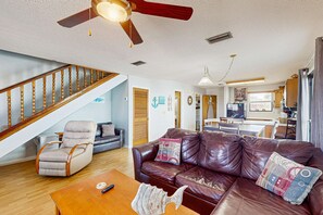 TV, offices - Relaxing retreat with Lake Powell views, dock access, 2 pools, & screened patio (Panama City Beach)