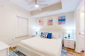 1 bedroom, WiFi, bed sheets - Inviting beach view condo with balcony, amazing pool, gym, & W&D (Miramar Beach)