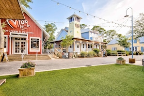 Exterior - Sunny condo with pools, hot tub, tennis court, grilling area, balcony (Miramar Beach)