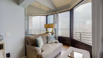 Fernseher, Kamin, Arbeitsbereiche