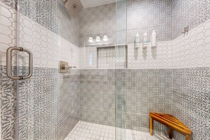 Shower, hair dryer, towels - Cozy soundfront studio with shared pool, beach access & close to everything (Fort Walton Beach)