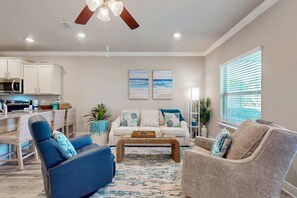 TV, offices - Two-story townhome near the beach with WiFi, washer and dryer (Pensacola)