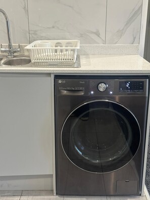 Interior - Elegant 1-Bedroom Balcony Flat With Free Parking (Oxford)