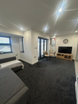 Living area - Elegant 1-Bedroom Balcony Flat With Free Parking (Oxford)