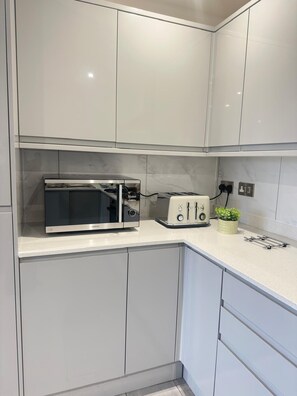 Private kitchen - Elegant 1-Bedroom Balcony Flat With Free Parking (Oxford)