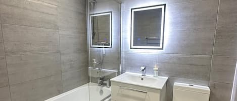 Haartrockner, Handtücher, Seife, Toilettenpapier