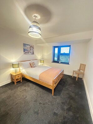 1 bedroom, iron/ironing board, WiFi, bed sheets - Elegant 1-Bedroom Balcony Flat With Free Parking (Oxford)