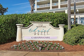 Naamplaatje voor 'Ariel Dunes' aan 112 Seascape Blvd., met een Cabana Cafe.