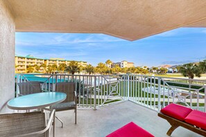Outdoor dining - Friendly Condo with Private washer&dryer, High-Speed WiFi, & Beach Access (Miramar Beach)