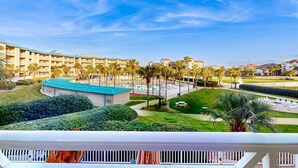 Ein Hotel mit mehreren Etagen, einem Poolbereich und gepflegten Gärten.