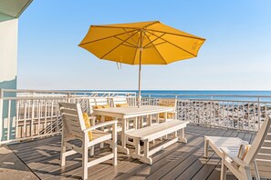 Outdoor dining - Dog-friendly, beachfront dream with a wet bar & two furnished balconies (Pensacola Beach)