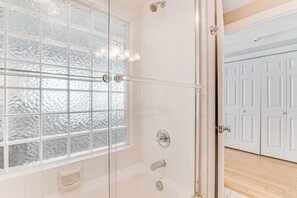 Shower, towels - Dog-friendly, beachfront dream with a wet bar & two furnished balconies (Pensacola Beach)