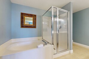 Shower, towels - Charming 16th-floor condo w/furnished balcony, beach & Gulf views, shared pool (Miramar Beach)