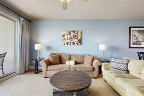 TV, DVD player, offices - Charming 16th-floor condo w/furnished balcony, beach & Gulf views, shared pool (Miramar Beach)