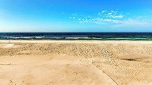Una spiaggia con cielo sereno e mare calmo.