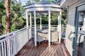 Outdoor dining - Sunny home with large deck, firepit, boat parking, W&D, & AC - easy beach access (St. George Island)