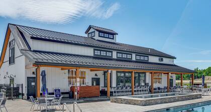 Mtn Views + Resort Perks: Cozy Cottage in Thornton