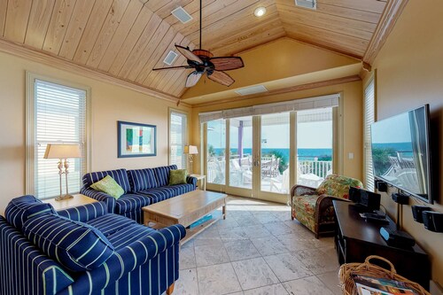 Dog-friendly beachfront home with a washer&dryer, central AC, beach access