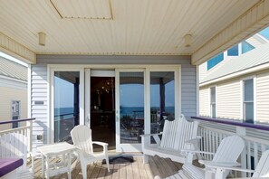 Terrace/patio - Dog-friendly beachfront home with a washer&dryer, central AC, beach access (St. George Island)