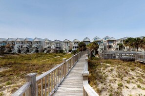 Property grounds - Dog-friendly beachfront home with a washer&dryer, central AC, beach access (St. George Island)