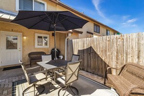 Outdoor dining - Ocean-view townhouse across street from beach with patio, W&D, streaming, AC (Port St. Joe)