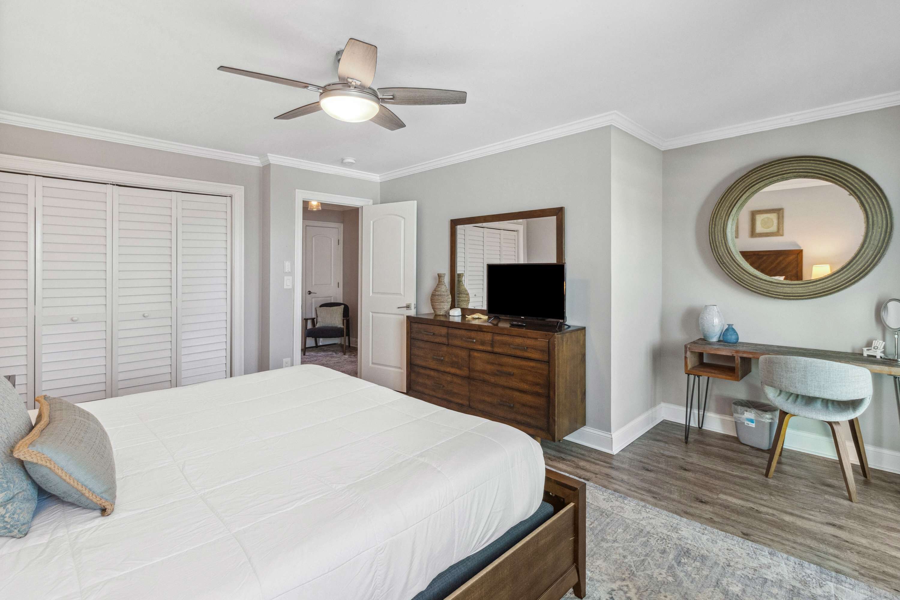 2 chambres, bureau, fer et planche à repasser, lit de bébé portatif