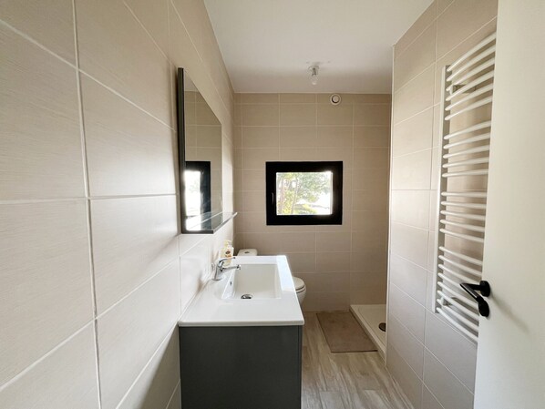 A modern bathroom with a large mirror, a sink, and a window. - VILLA BEAUMER - Beach Access . Sea view - TK60 (Carnac)