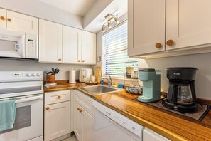 Private kitchen - 2-bedroom townhome in tranquil Fort Myers close to Sanibel and Fort Myers Beach (Fort Myers)