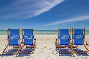 Beach nearby - Beachy, second floor condo with pool views, central AC, and private gas grill (Destin)