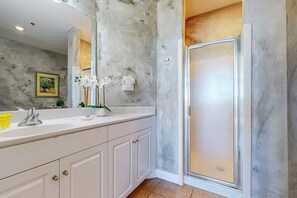 Shower, hair dryer, towels - Penthouse condo w/ balcony, gulf views & shared pool/fitness (Destin)
