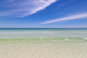 Beach nearby - Penthouse condo w/ balcony, gulf views & shared pool/fitness (Destin)