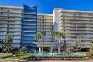 Exterior - Spacious home with gorgeous gulf views, pool, large balcony, & fitness center (Destin)