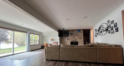 Charming 3-bedroom waterfront cottage in beautiful Nekoosa with AC