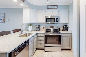 Fridge, microwave, oven, stovetop - Islander 412 (Destin)
