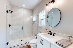 Shower, hair dryer, towels - Downtown Home - WiFi, Central AC, Private washer&dryer, & Balcony - Dog-Friendly (Pensacola)