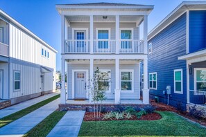 Exterior - Downtown Home - WiFi, Central AC, Private washer&dryer, & Balcony - Dog-Friendly (Pensacola)