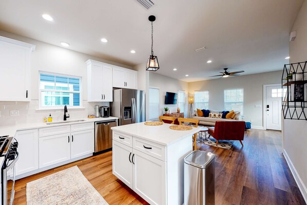 Fridge, microwave, oven, stovetop - Downtown Home - WiFi, Central AC, Private washer&dryer, & Balcony - Dog-Friendly (Pensacola)