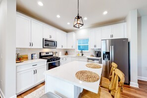 Fridge, microwave, oven, stovetop - Downtown Home - WiFi, Central AC, Private washer&dryer, & Balcony - Dog-Friendly (Pensacola)