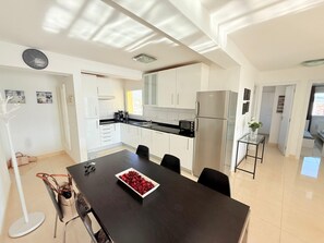 Kühlschrank, Mikrowelle, Ofen, Geschirrspüler