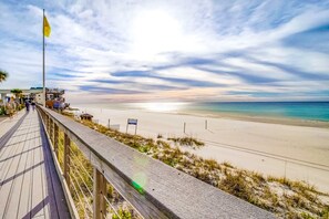 Beach nearby - 2nd-floor resort condo with balcony, on-site pool, golf, tennis & beach access (Miramar Beach)
