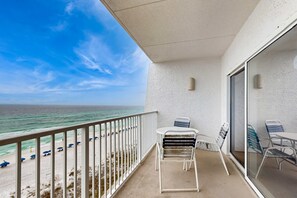 Property grounds - Sixth-Floor Oceanfront Condo with washer&dryer, Central AC, pool (Miramar Beach)