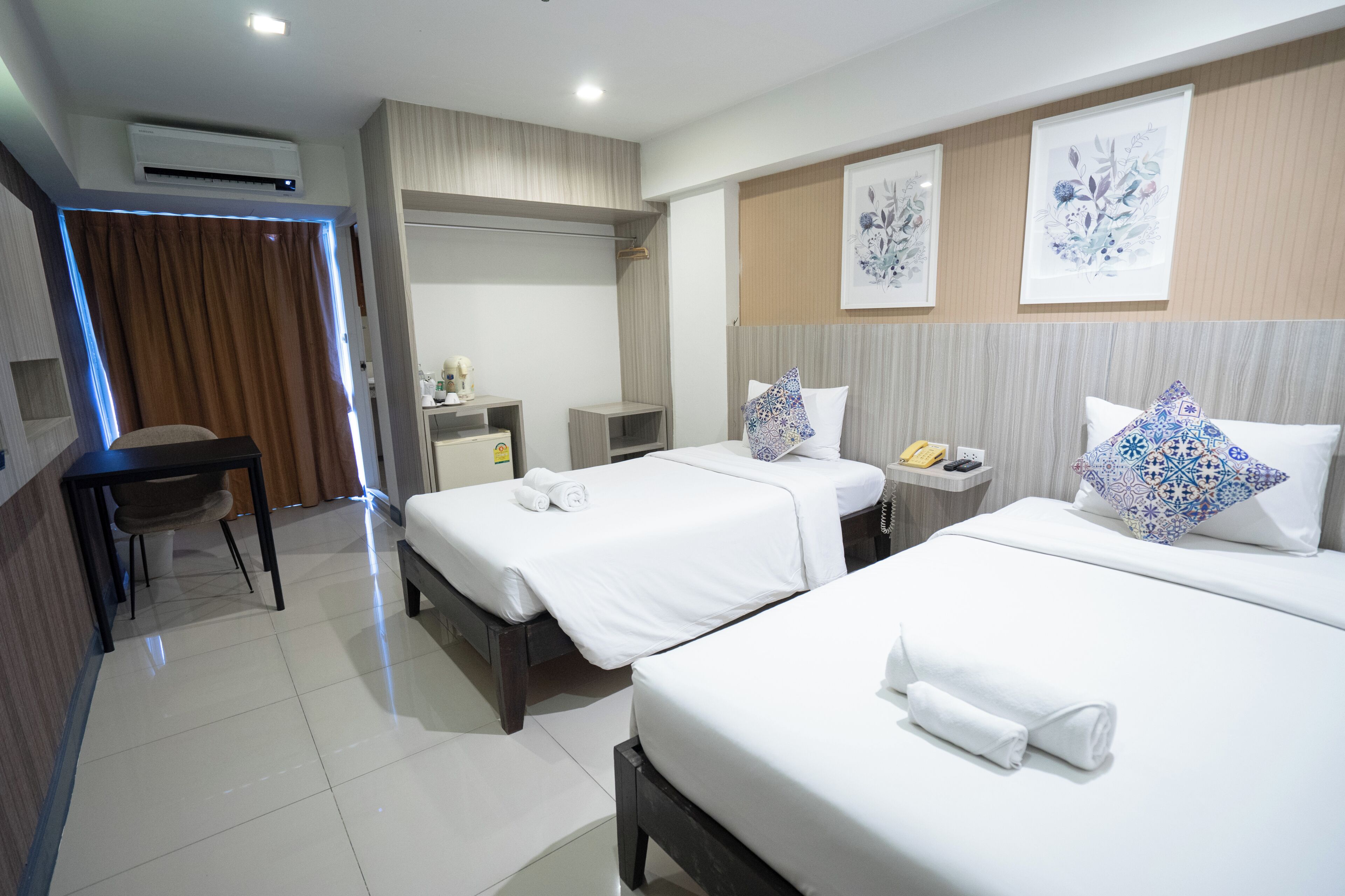 Laptop workspace, soundproofing, free WiFi, bed sheets