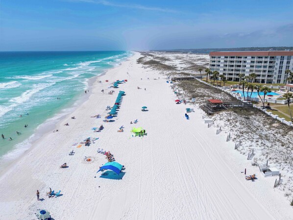 Beach nearby - Modern 6th-floor condo with furnished balcony, ocean views, pools & beach access (Fort Walton Beach)