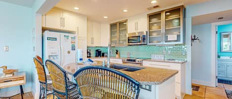 Jääkaappi, mikroaaltouuni, uuni, liesi