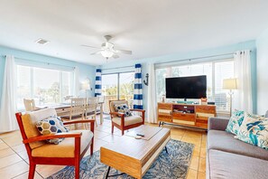 TV, offices - Remodeled beachside townhome w/ Gulf views and pools - snowbirds welcome (Pensacola Beach)
