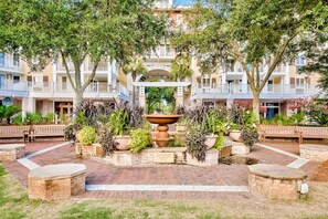 Property grounds - Pleasant studio at The Baytowne Wharf w/ shared pool, hot tub, shopping, & events (Miramar Beach)