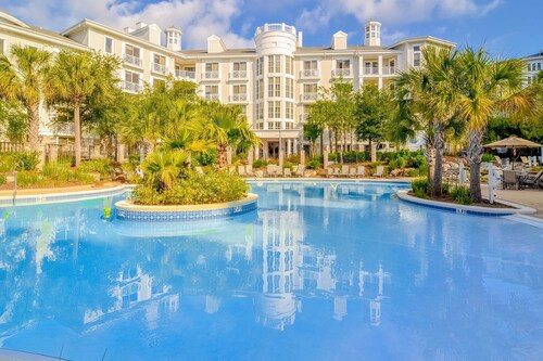 Pleasant studio at The Baytowne Wharf w/ shared pool, hot tub, shopping, & events