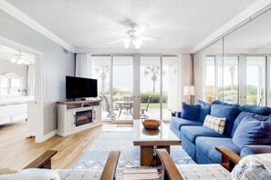 TV, offices - Ocean view condo with beach access, hot tub, outdoor pool, gym, BBQ, patio (Fort Walton Beach)