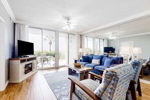 TV, offices - Ocean view condo with beach access, hot tub, outdoor pool, gym, BBQ, patio (Fort Walton Beach)